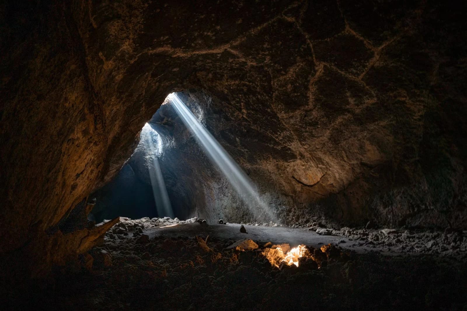 Grotta sotterranea attraversata dalla luce naturale